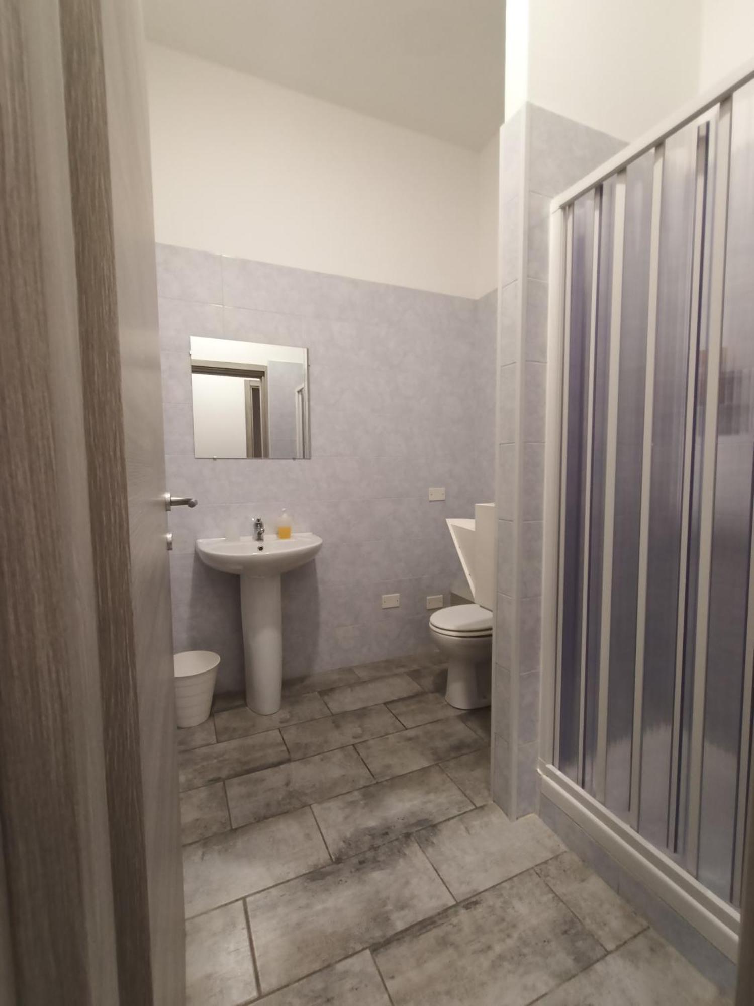 Airport Boulevard Guesthouse Грассоббіо Екстер'єр фото