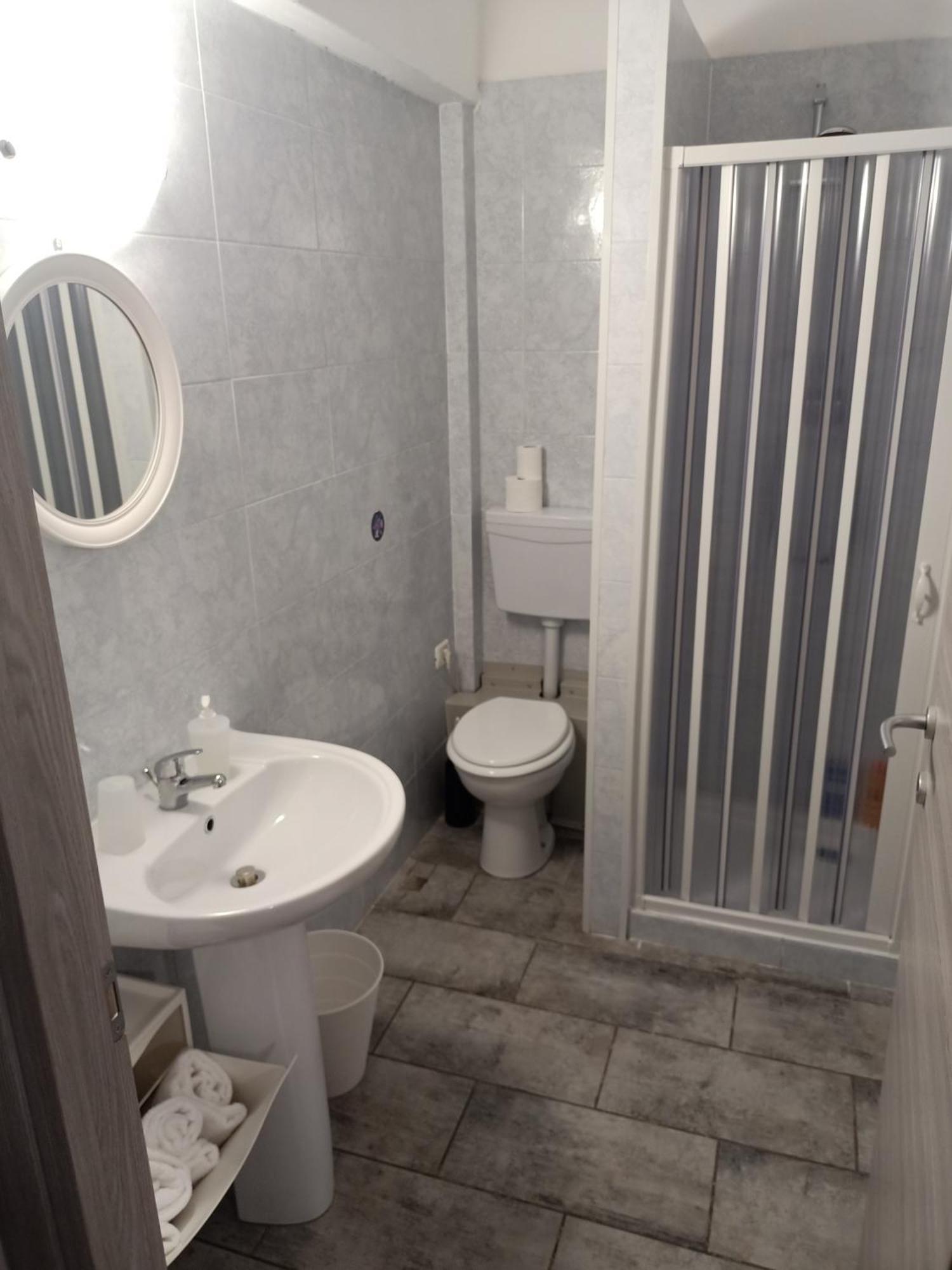 Airport Boulevard Guesthouse Грассоббіо Екстер'єр фото
