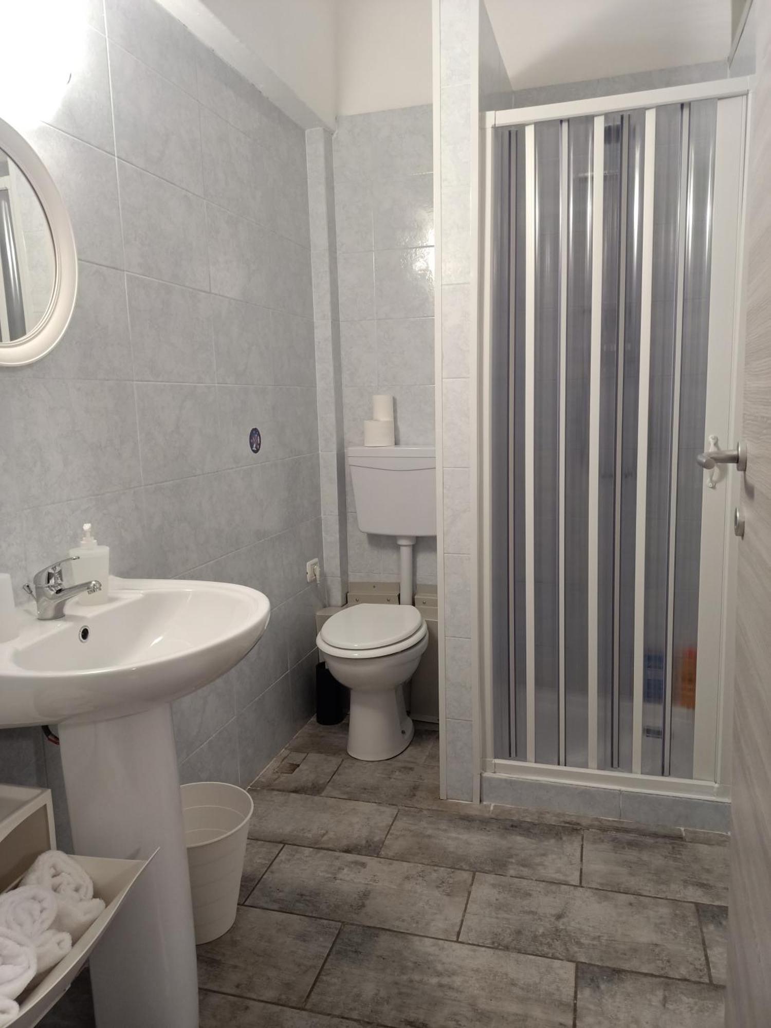 Airport Boulevard Guesthouse Грассоббіо Екстер'єр фото